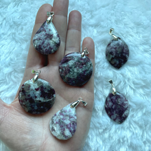 Charger l'image dans la galerie, Tourmaline rose sur quartz (rubellite) - Pendentifs