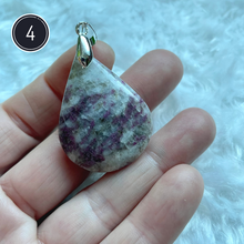 Charger l'image dans la galerie, Tourmaline rose sur quartz (rubellite) - Pendentifs