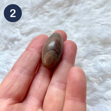 Charger l&#39;image dans la galerie, Shiva Lingam - Gros modèles et pierres roulées