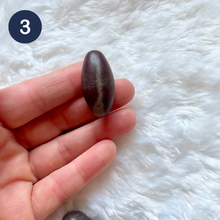 Charger l&#39;image dans la galerie, Shiva Lingam - Gros modèles et pierres roulées