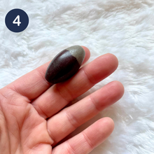 Charger l&#39;image dans la galerie, Shiva Lingam - Gros modèles et pierres roulées