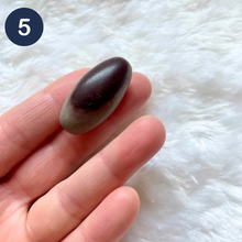Charger l&#39;image dans la galerie, Shiva Lingam - Gros modèles et pierres roulées