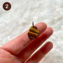 Charger l&#39;image dans la galerie, Oeil de tigre - Pendentifs bouddha et petite fille