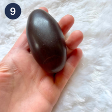 Charger l&#39;image dans la galerie, Shiva Lingam - Gros modèles et pierres roulées