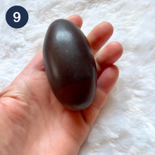 Charger l&#39;image dans la galerie, Shiva Lingam - Gros modèles et pierres roulées