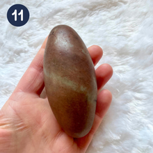 Charger l&#39;image dans la galerie, Shiva Lingam - Gros modèles et pierres roulées