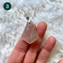 Charger l&#39;image dans la galerie, Quartz bleu rose - Pendentifs